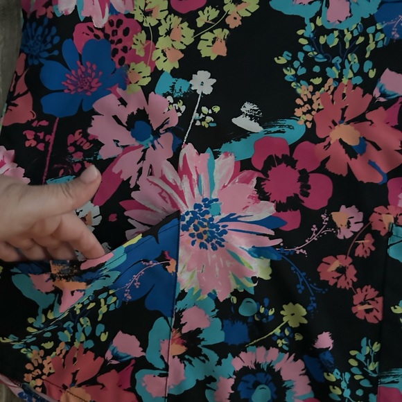 Cherokee Floral V-neck Scub Top - Picture 3 of 6